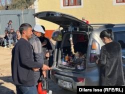 Товары первой необходимости продают прямо с колес.