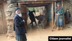 شماری از سیلاب‌زده ها در یکی از روستا های ولایت غور 