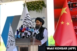 "Талибан" үкіметінің вице-премьері Абдул Ғани Барадар Логар уәлаятындағы мыс өндіру жобасының ашылу рәсімінде. 24 шілде 2024 жыл. Қытайлық инженерлер мен "Талибан" былтыр әлемдегі ең ірі екінші мыс кені орны "Мес-Айнакты" игере бастады.