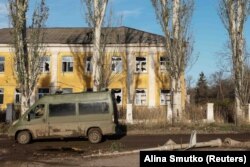 Від початку наступу військ РФ на Бахмут восени 2022 року Часів Яр потерпає від обстрілів агресора. На фото: пошкоджена будівля у Часовому Ярі, 8 листопада 2023 року