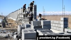 "Ысык-Көл" аэропортунун тосмо дубалынын курулушу. Президент Жапаров быйыл 20-январда аэропортту жаңылоо иши менен таанышкан учурда тартылган сүрөт. 