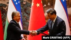 Кытайдын төрагасы Си Цзиньпин (оңдо) жана Өзбекстандын президенти Шавкат Мирзиёев Сиандагы Кытай – Борбор Азия саммитинин жүрүшүндө кол коюу аземинде. Шэньси провинциясы. 2023-жыл, 18-май.