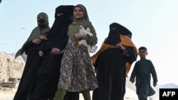 برخی افغان‌های اخراج شده از پاکستان (تصویر آرشیف)