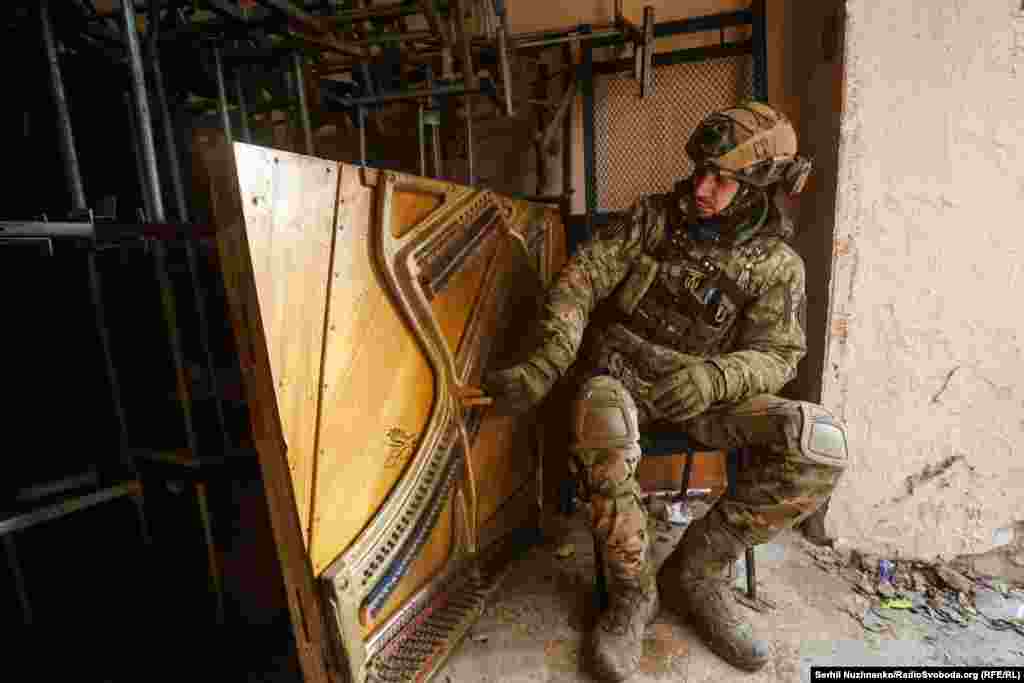 &laquo;Чіга&raquo; і рояль&nbsp; Під час артобстрілу військовослужбовець 93-ї окремої механізованої бригади &laquo;Холодний Яр&raquo; із позивним &laquo;Чіга&raquo; в одному з підвалів добуває звуки із того, що залишилося від рояля. Бахмут, 25 лютого&nbsp;&nbsp;2023 року&nbsp;