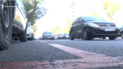 Հետիոտնային անցումների վրա կայանված մեքենաներ, ծանրաբեռնված բակեր. ինչ իրավիճակ է Երևանի կենտրոնում