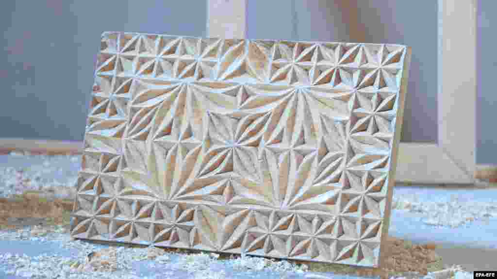 Произведение искусства, созданное афганскими женщинами. За последние несколько десятилетий число мастеров уменьшилось в силу различных факторов, таких как миграция, переход на использование пластика вместо дерева, а также угасающий интерес к традиционным ремёслам &nbsp;