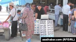 Diňe Türkmenabadyň merkezi bazarynyň içinde takmynan 25-e golaý pul geçirýän bar.