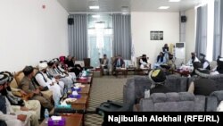 معاون هیئت معاونت سازمان ملل متحد مارکوس پوتزل و سراح الدین حقانی وزیر داخله حکومت طالبان در دیدار با بزرگان قومی ولایات پکتیکا و خوست