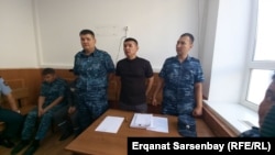 Жанаозенский активист  Ержан Елшибаев (в центре) в суде по делу о «неповиновении администрации». Кызылорда, 4 августа 2022 года