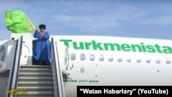 “Watan” habarlar gepleşiginiň 29-njy iýuldaky sanynda, ýurda dolanandygy aýdylýan zyýaratçylaryň uçardan eli baýdakly düşýän pursatlary görkezildi. 