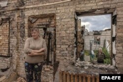 Надежда и ее муж Юрий рядом с их разрушенным домом в деревне Мощун Киевской области