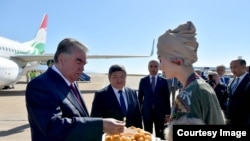 Тажикстандын президенти Эмомали Рахмонду Министрлер кабинетинин төрагасы Акылбек Жапаров тосуп алды.