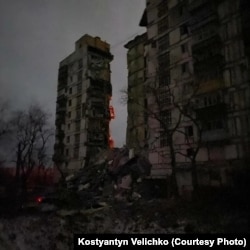 Костянтин зробив фото зруйнованого маріупольського будинку, де він мешкав до війни