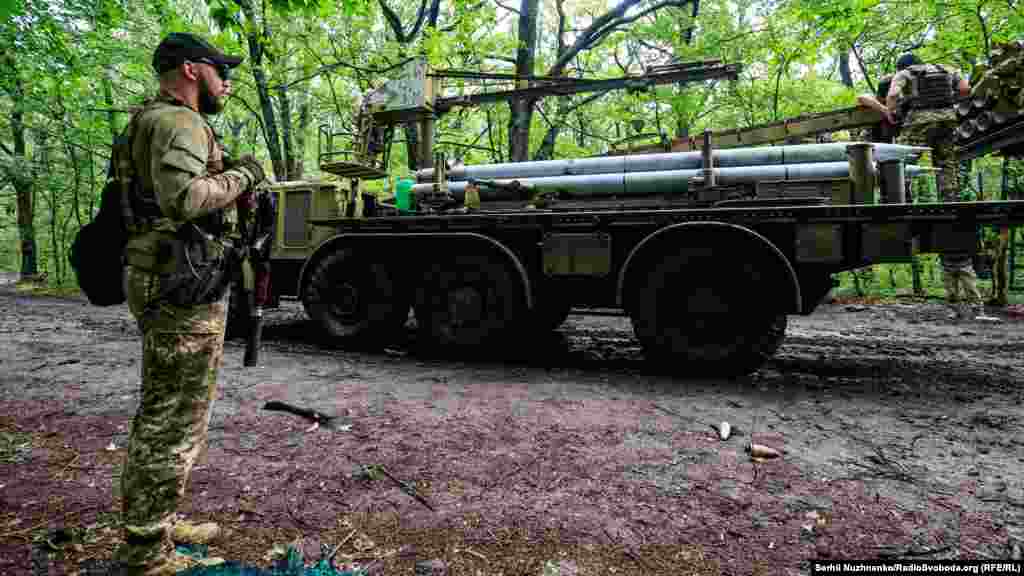 Українські військові заряджають реактивну систему залпового вогню &laquo;Буревій&raquo; на позиції в Харківській області, серпень 2022 року&nbsp;