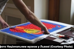 Підготовка до виставки робіт Марії Примаченко