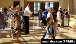 Konsertden öň Mukamlar köşgüniň alnynda. Aşgabat, 2022-nji ýylyň 17-nji iýuly.