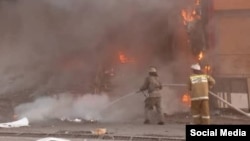 Кыргызстандык өрт өчүрүүчүлөр жумуш учурунда. Сүрөт 2022-жылы Бишкекте тартылган жана жаңылыкка тиешеси жок. Иллюстрация  