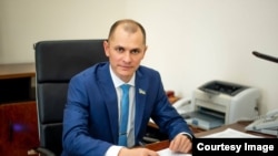 Дмитро Орлов також повідомив, що зараз окупанти блокують виїзд з міста, особливо тим, в кого немає російських паспортів