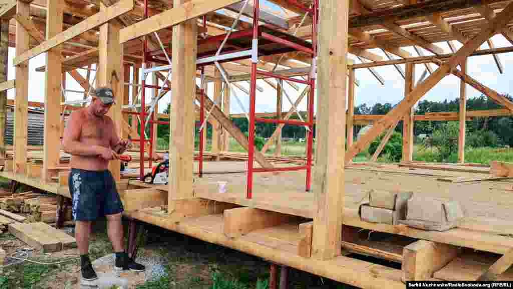 Зараз Ярослав власноруч будує новий будинок для родини