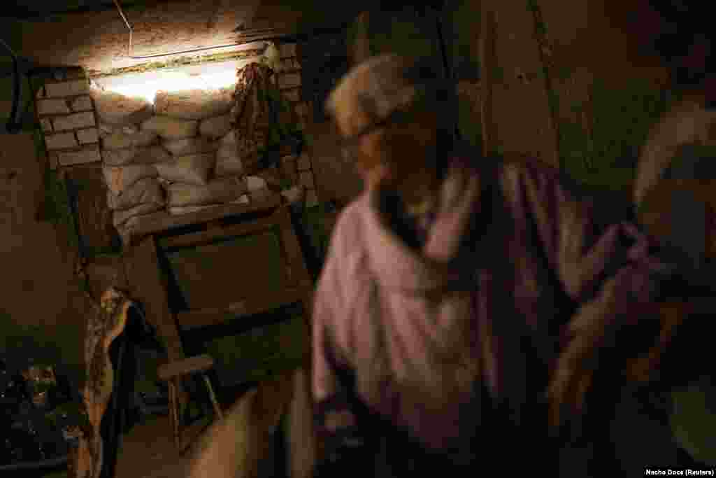 Коли на початку цього року почалася війна й по її будинку вдарили російські ракети, світ Марії Миколаївни звузився до меж цього темного вологого підвалу