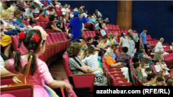 "Multfilmlerden meşhur simfoniki sazlar” konserti. Zaldaky tomaşaçylar. Aşgabat, 2022-nji ýylyň 17-nji iýuly.