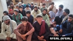 شماری از افغان های که می خواهند بطور قاچاقی به ایران بروند