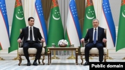 Президенты Узбекистана и Туркменистана Шавкат Мирзияев (справа) и Сердар Бердымухамедов. Ташкент, 14 июля, 2022