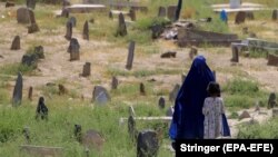 تعداد زیادی از زنان بیوه شوهران شان را در جریان جنگ های داخلی و انفجار ها از دست داده اند