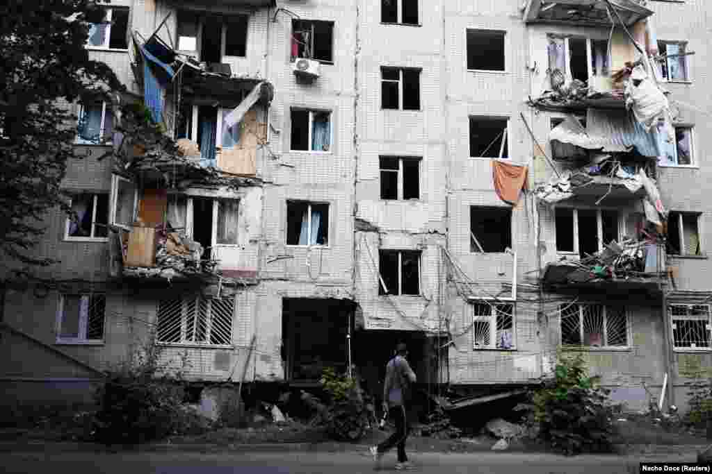 Харків відбив російський штурм ще на початку війни, тоді армія РФ сягнула околиць міста. Відтоді харків&rsquo;яни зазнають жорстокого та безжального артилерійського обстрілу з боку російських військ, який будь-якої миті може покалічити чи вбити.&nbsp; Москва, попри численні свідчення і докази, продовжує заявляти, що не обстрілює цивільних в Україні. Тим часом будинки Марії Миколаївни та її доньки Наталі непридатні для проживання, тож вони наразі живуть у підвалі багатоквартирного будинку своїх знайомих &nbsp;