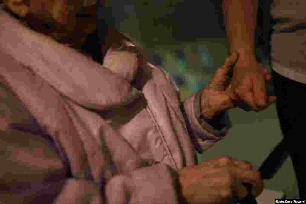 Марія Миколаївна має проблеми з пересуванням, прогресуючою втратою пам&rsquo;яті та розгубленістю, яка посилилася після нападу на її будинок. &laquo;Вона забула, як виглядає місто. Вона розгублена і не знає, куди йти, що робити, як лягти, як спати, як сховатися&raquo;,&nbsp;&ndash; розповіла агенції Reuters 58-річна Наталя. &ndash; Вона погано чує, тому ми повинні все писати. Це було дуже важко, досі важко, але ми знайшли спосіб&raquo;