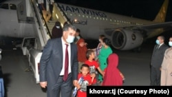 Сириядан кайтарылган тажикстандык аялдар менен балдар. Дүйшөмбү, 25-июль 2022-жыл. "Ховар" агенттигинин сүрөтү
