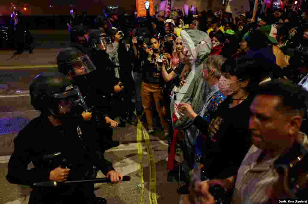 Демонстранти віч-на-віч з поліцейськими під час акції протесту «Ні королям» проти політики президента США Дональда Трампа біля мерії в Лос-Анджелесі, Каліфорнія, США, 18 жовтня 2025 року