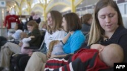 Кормящие матери с детьми.