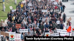 Акаевдик бийликтин режимине каршы чыккан демонстранттар. 23-март, 2005-жыл.