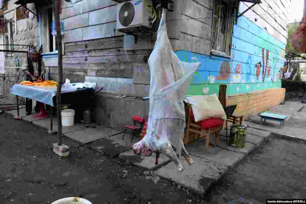 Во дворе дома, где отмечали годовщину кончины главы семейства.&nbsp;