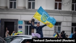 Херсонці святкують деокупацію міста 