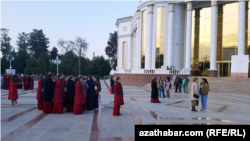 Magtymguly adyndaky Milli aýdym-saz we drama teatrynda Koreýanyň "Gugak" konsertiniň öňýany. Aşgabat, 9-njy noýabr, 2022.