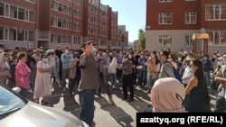 Собрание жильцов во дворе ЖК «Циолковский-1» в Уральске летом 2021 года. Именно строительство этих домов стало поводом для обращения в суд консервного завода «Кублей», находящегося недалеко 
