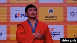 Болот Токтогонов сыйлоо аземинде. 12-ноябрь, 2022. Бишкек. “Газпром-балдарга” ден-соолукту чыңдоо борбору