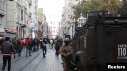 Истиклал көчөсүндө көптөгөн ресторан жана дүкөндөр жайгашып, дайыма эл жык-жыйма болот.