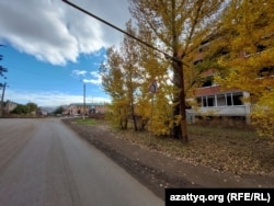 Недостроенный корпус ЖК «Циолковский-1» на фоне офиса завода «Кублей». 26 октября 2022 года