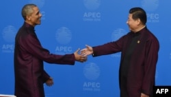 Барак Обама менен Си Цзинпин АПЕКтин саммити учурундагы бейрасмий жолугушууда. Бээжин, 10-ноябрь, 2014-жыл. 