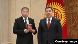 Төлөбек Абдырахманов жана президент Садыр Жапаров. Сентябрь, 2021-жыл. Бишкек. 