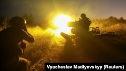 Український військовий стріляє із зенітної гармати ЗУ-23-2, Харківська область, 24 серпня 2022 року