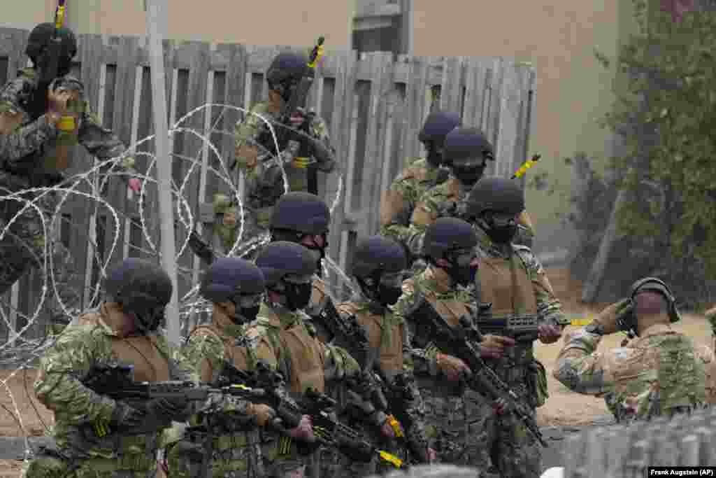 Британия украиналык армияга аскердик жардамдын алкагында 2,3 миллиард долларлык&nbsp;жаңы формаларды,&nbsp;бронежилет,&nbsp;каска өңдүү экипировкаларды, танкка каршы ракеталарды жана ракеталык жабдууларды жөнөтүп жатат.&nbsp; &nbsp;