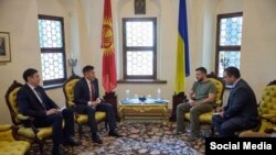 Кыргызстандын Украинадагы элчиси Идрис Кадыркуловдун аталган өлкөнүн башчысы Владимир Зеленский менен жолугушуусу. 17-август, 2022-жыл. 