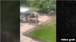 На окупованих територіях Донецької та Луганської областей патрулюють бойовики та «виловлюють» чоловіків