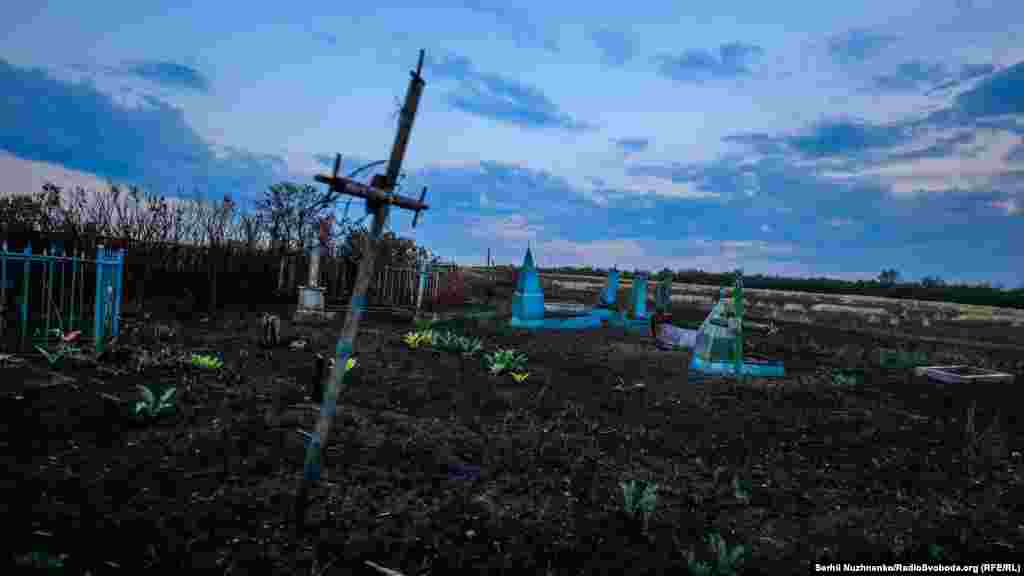 Відповідь прилітає миттєво, щоправда, не точно. Як правило, неточними пострілами російська армія часто знищує цілі села. Як і ось це село Веселе. Солдати почали називати його &laquo;Сумним&raquo;. Все просто. Навколо вигоріла трава, поруйнована кожна будівля, а цвинтар, де спочивають люди, понівечений війною.