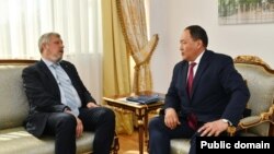 Петро Врублевський (ліворуч) під час розмови в МЗС Казахстану, серпень 2022 року