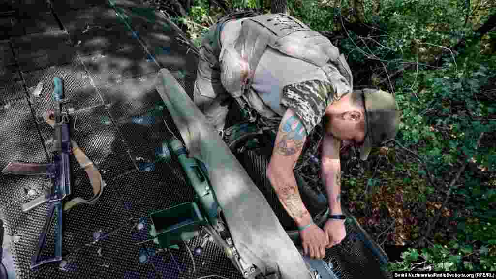 Командир самохідної гармати отримає координати цілі, переміщає установку на потрібну точку для роботи та автоматично здійснює наведення установки.&nbsp;